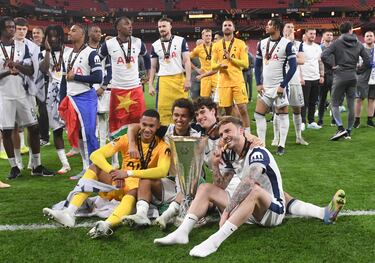 Los jugadores del Tottenham desataron la euforia tras conquistar la Europa League en una noche mágica en San Mamés. Abrazos, cánticos y emoción pura sobre el césped que fue testigo de su gesta histórica.