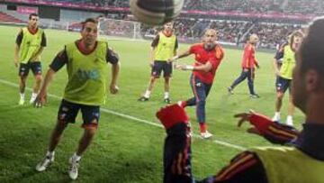 <b>ÚLTIMO ENSAYO. </b>Los jugadores españoles se ejercitaron anoche sobre el estadio Letna de Praga.