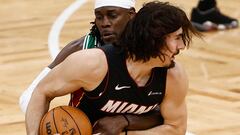 Jaime Jáquez Jr. y Jrue Holiday disputan el balón durante el juego 2 de la serie de primera ronda de playoffs NBA entre Boston Celtics y Miami Heat.