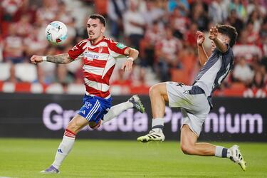 La goleada del Granada trae a otro delantero al once. Álex Sola se asoma después de apuntarse la asistencia del primer tanto de Faye, tras desbordar por la banda derecha; y marcar el cuarto, con un tremendo voleón desde dentro del área.