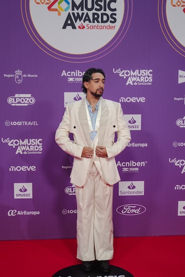 Paul Thin posa en la alfombra roja. 