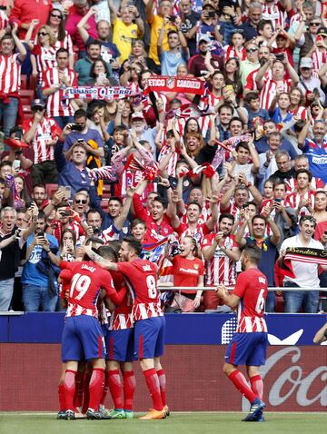 Los jugadores celebran el 1-1 de Torres. 