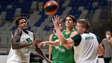 CARLOS SUAREZ (CENTRO) REGRESA A LOS ENTRENAMIENTOS, EN LA FOTO JUNTO A ADAM WACZYÅ?SKI (DCHA) Y THOMPSON (IZQDA) , UNICAJA