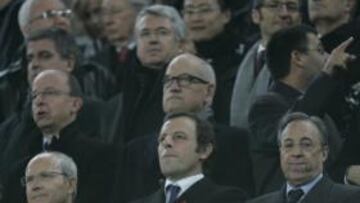 <b>EL PALCO. </b>Montilla, Rosell y Florentino, en el palco del Camp Nou antes de empezar el partido.
