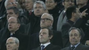 <b>EL PALCO. </b>Montilla, Rosell y Florentino, en el palco del Camp Nou antes de empezar el partido.
