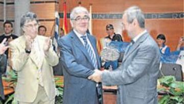 <b>BATALLADOR. </b>Dani obsequió a Carles Páramo, alcalde de Roses.