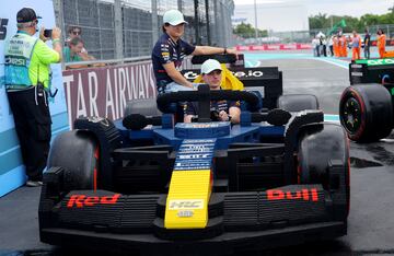 Durante el Gran Premio de Miami 2025, los 20 pilotos de Frmula 1 desfilaron en rplicas a tama?o real de sus monoplazas, construidas con aproximadamente 400.000 piezas de LEGO cada una. Estas versiones elctricas, con neumticos Pirelli reales, alcanzaban hasta 20 km/h y fueron creadas en colaboracin con LEGO. El desfile reemplaz al tradicional camin de presentacin, ofreciendo una experiencia ms creativa, que gener entusiasmo tanto en la pista como entre los espectadores. La iniciativa busca acercar el espectculo de la F1 a los fans.