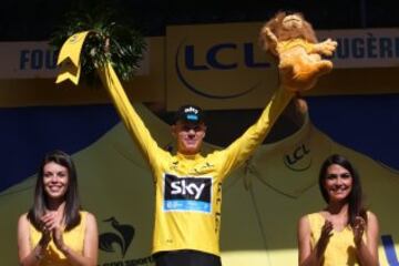 Chris Froome viste de amarillo tras quedar hoy desierto por la caída ayer de Tony Martin que le impidió tomar hoy la salida en Livarot.