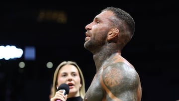 Franco Tenaglia posa con el cinturón de Noche de Leyendas.