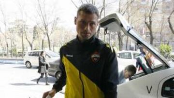 <b>SIN TAPUJOS. </b>Vasili Berezutski con bolsas entrando en el Hesperia.