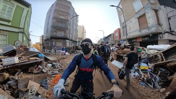 Oriol Inglada en Valencia, con las calles afectadas por las inundaciones de la DANA repletas de escombros y barro, el miércoles 6 de noviembre del 2024.