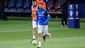 EIBAR, SPAIN - MAY 01: Edgar Mendez of Deportivo Alaves warms up prior to the La Liga Santander match between SD Eibar and Deportivo Alavés at Estadio Municipal de Ipurua on May 01, 2021 in Eibar, Spain. Sporting stadiums around Spain remain under