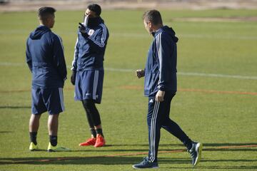 Hinchas de Universidad de Chile realizan el tradicional Banderazo previo al Superclásico. En la fotografía el Entrenador Frank Dario Kudelka junto a Gonzalo Jara y Nicolas Guerra.