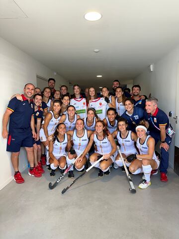 La Princesa Leonor y la Infanta Sofía posan con el equipo español de hockey femenino. 