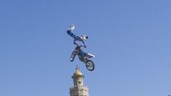 Dany Torres volando sobre la Torre del Oro.