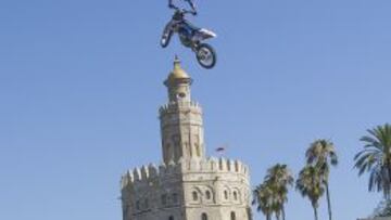 Dany Torres volando sobre la Torre del Oro.