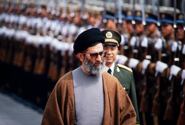 Quién es Alí Jamenei, el Líder Supremo de Irán que sucedió a Jomeini en 1989 y continuó la Revolución Islámica