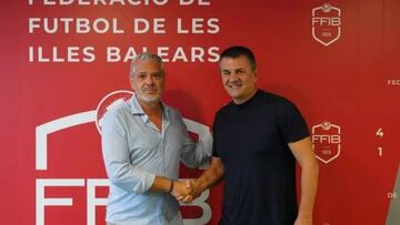 El presidente de la FFIB, Jordi Horrach, y el nuevo seleccionador balear Regiones UEFA, Jovan Stankovic.