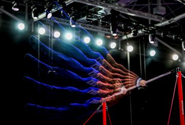 El fotógrafo que capturó este momento decidió realizar una exposición múltiple de un ejercicio de gimnasia en barra fija, logrando un original y curioso resultado. El protagonista es el italiano Carlo Macchini durante su actuación en barra fija masculina en la final de aparatos del Europeo de gimnasia artística, en Antalya (Turquía).