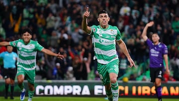 MEX2572. TORREÓN (MÉXICO), 23/11/2023.- Juan Brunetta del Santos Laguna celebra hoy tras anotar contra el Mazatlán, durante un partido de repechaje del torneo Apertura 2023 de la Liga MX, en el estadio Corona en la ciudad de Torreón (México). EFE/Victor Cruz