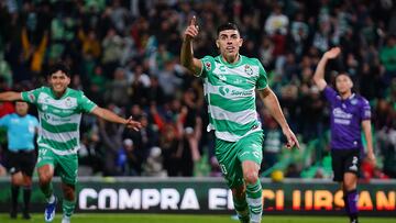 MEX2572. TORREÓN (MÉXICO), 23/11/2023.- Juan Brunetta del Santos Laguna celebra hoy tras anotar contra el Mazatlán, durante un partido de repechaje del torneo Apertura 2023 de la Liga MX, en el estadio Corona en la ciudad de Torreón (México). EFE/Victor Cruz