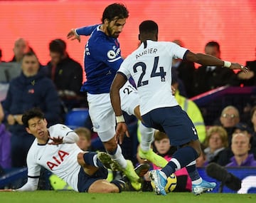 El jugador portugués se fracturó la pierna tras la entrada de Heung-MIng Son por detrás, para chocar en la caída con Serge Aurier.