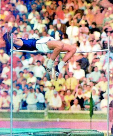 Juegos Olímpicos México 1968. Dick Fosbury sorprendió por la innovadora forma de ejecutar el salto de altura, de espaldas al listón. Con esta nueva técnica, el joven estadounidense de 21 años logró un salto de 2,24 metros... y el oro olímpico. Después ha sido imitado por todos los saltadores del mundo.