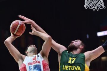 Valanciunas y Felipe Reyes.