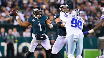 PHILADELPHIA, PENNSYLVANIA - OCTOBER 16: Jalen Hurts #1 of the Philadelphia Eagles throws the ball during the second quarter of the game against the Dallas Cowboys at Lincoln Financial Field on October 16, 2022 in Philadelphia, Pennsylvania.   Mitchell Leff/Getty Images/AFP