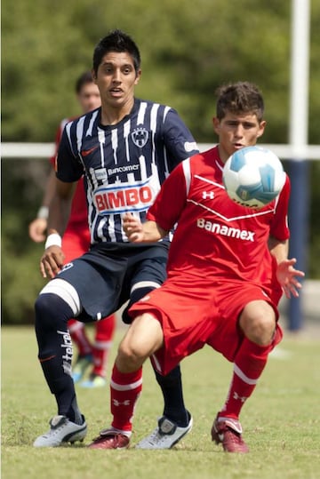 Hermano de Néstor ‘Avión’ Calderón, Juan José también debutó con los Diablos Rojos del Toluca en Liga MX. Nunca se hizo de un puesto titular por lo que jugó para Pachuca y León. En 2017 jugó su última temporada en México con Venados FC, club en donde fue dirigido por José Luis Sánchez Solá.