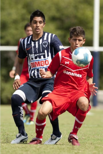 Hermano de Néstor ‘Avión’ Calderón, Juan José también debutó con los Diablos Rojos del Toluca en Liga MX. Nunca se hizo de un puesto titular por lo que jugó para Pachuca y León. En 2017 jugó su última temporada en México con Venados FC, club en donde fue dirigido por José Luis Sánchez Solá.
