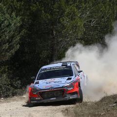 Neuville se mantiene en cabeza, pero Latvala acecha