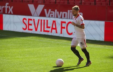 Papu Gómez, con la pelota en su nuevo estadio.