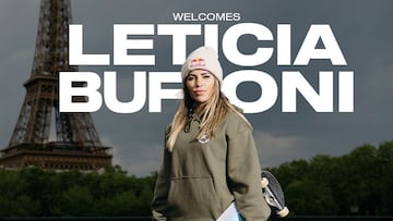 Leticia Bufoni ante la Torre Eiffel con su tabla de skate.