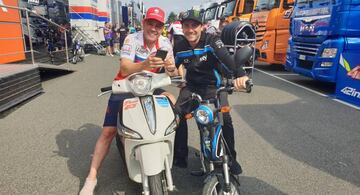 Fonsi Nieto con Pablo Nieto en el paddock de Brno.