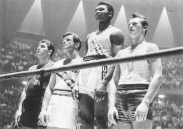 En los Juegos de Roma 1960, Cassius Clay gan¨® el oro en los pesos semipesados, lo que no evit¨® que por su raza sufriera discriminaci¨®n, contra la que siempre se pronunci¨®. Cuando se negaron a servirle en un restaurante de Louisville, su ciudad natal, arroj¨® la medalla al r¨ªo Ohio. Se convirti¨® al Islam y cambi¨® su nombre a Muhammad Ali. Tambi¨¦n se neg¨® a participar en la Guerra de Vietnam, lo que supuso una condena y la p¨¦rdida de sus t¨ªtulos.