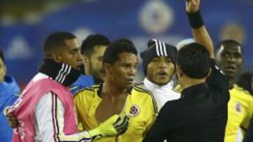 Carlos Bacca expulsado del partido frente a Brasil por un empujón a Neymar
