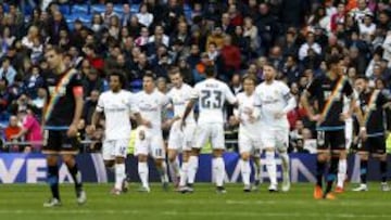 Los jugadores del Madrid celebran uno de sus goles al Rayo.