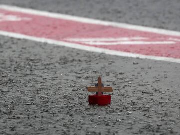 A paper boat floats in the pit lane as heavy rain delays the second practice round of the Formula One Japanese Grand Prix at Suzuka on October 6, 2017. / AFP PHOTO / Behrouz MEHRI