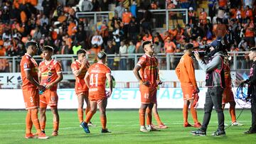 Futbol, Cobreloa vs Universidad Catolica
Fecha 29, Campeonato Nacional 2024.
Los jugadores de Cobreloa, se lamentan tras ganar empatar el partido ante Universidad Catolica por partido primera division realizado en el estadio Zorro del Desierto Calama, Chile.
02/11/2024
Pedro Tapia/Photosport
Football, Cobreloa vs Universidad Catolica
29nd turn, 2024 National Championship.
The Cobreloa players lament after tie and tying the match against Universidad Catolica in the first division match held at the Zorro del Desierto stadium in Calama, Chile.
02/11/2024
Pedro Tapia/Photosport