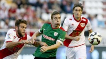 El defensa del Rayo Vallecano Joaquín Marín "Quini" y el delantero del Athletic Iker Muniaín luchan por el balón durante el partido correspondiente a la quinta jornada de Liga de Primera División que disputan en el estadio de Vallecas.
