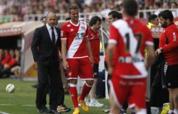 Paco Jémez junto a Amaya que se retira lesionado