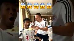 El 'bullying' de Vidal y Ribery a Alaba por su gran apetito