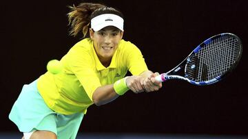 AUS01 MELBOURNE (AUSTRALIA) 18/1/2017 La española Garbiñe Muguruza devuelve una bola a la estadounidense Samantha Crawford en su partido de segunda ronda del Abierto de Australia hoy, 18 de enero de 2017. EFE/TRACEY NEARMY PROHIBIDO SU USO EN AUSTRALIA Y NUEVA ZELANDA