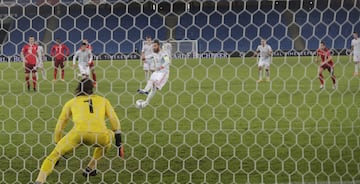 Yann Sommer adivinó y paró el primer penalti lanzado por Sergio Ramos.