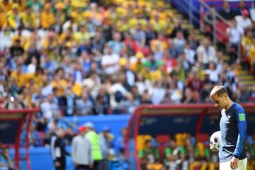 France's forward Antoine Griezmann prepares to take a penalty during the Russia 2018 World Cup Group C football match between France and Australia at the Kazan Arena in Kazan on June 16, 2018. / AFP PHOTO / Kirill KUDRYAVTSEV / RESTRICTED TO EDITORIAL USE - NO MOBILE PUSH ALERTS/DOWNLOADS