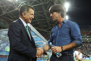 Juan Carlos Osorio con Joachim Löw.