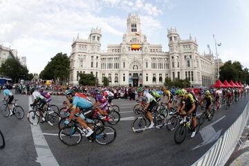 Primoz Roglic se quedó con el título en La Vuelta a España. El podio lo completó Alejandro Valverde y Tadej Pogacar. Superman López se llevó el premio de Supercombativo de la carrera y el Movistar Team de Nairo fue el mejor equipo. 