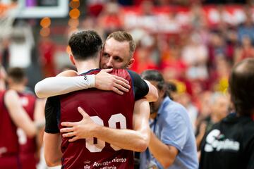 Dzanan Musa y Rodions Kurucs, jugadores del Real Madrid y UCAM Murcia respectivamente, se saludan tras finalizar el partido.