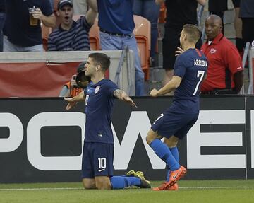 HOUSTON, TEXAS - MARCH 26: Christian Pulisic #10 of the USA celebrates with Paul Arriola #7 after scoring during the first half against Chile at BBVA Compass Stadium on March 26, 2019 in Houston, Texas.   Bob Levey/Getty Images/AFP
== FOR NEWSPAPERS, INTERNET, TELCOS & TELEVISION USE ONLY ==